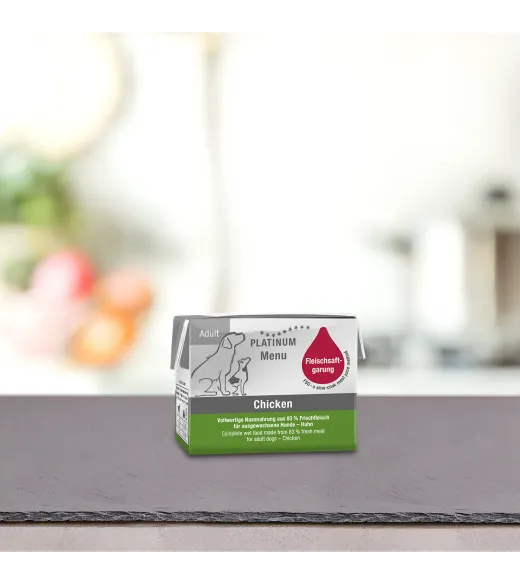Lille PLATINUM Menu Kylling 90 gram PLATINUM MENU KYLLING er et vådfoder af bedste stykker af frisk kyllingkød (83%) nænsomt kog