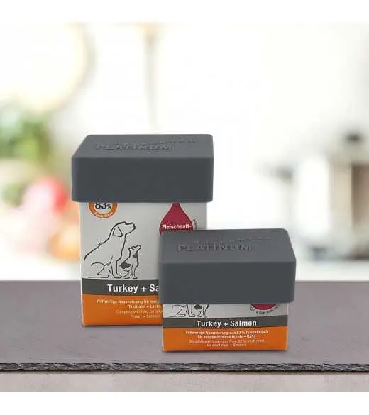 Låg til Tetra pakker 90 gram og 185 gram Praktisk og dekorativt omslag med PLATINUM-logo til lukning af vådfoderemballage. Vi an Låg til Tetra pakker 90 gram og 185 gram Praktisk og dekorativt omslag med PLATINUM-logo til lukning af vådfoderemballage. Vi an